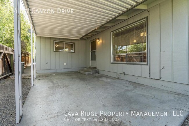 Building Photo - 134 NW Canyon Dr