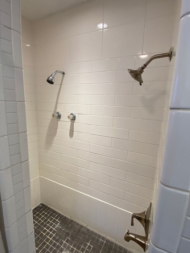 Building Photo - Spacious Visalia home in a well establishe...