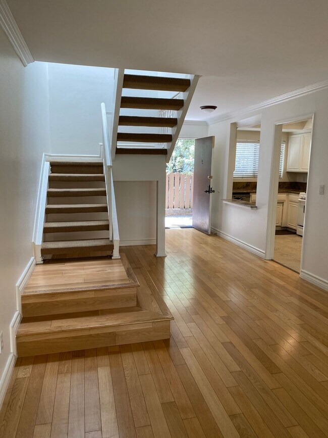 Building Photo - Spacious and Renovated Santa Monica Townhouse - Walker's Paradise 12th and Wilshire!