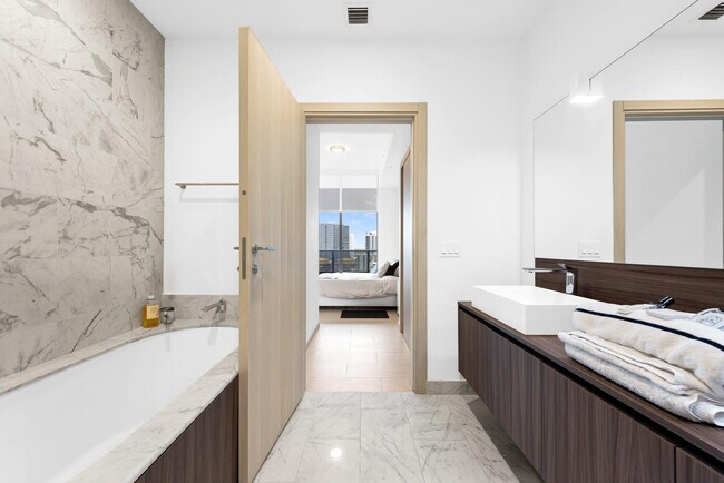 Building Photo - 1000 Brickell Plaza