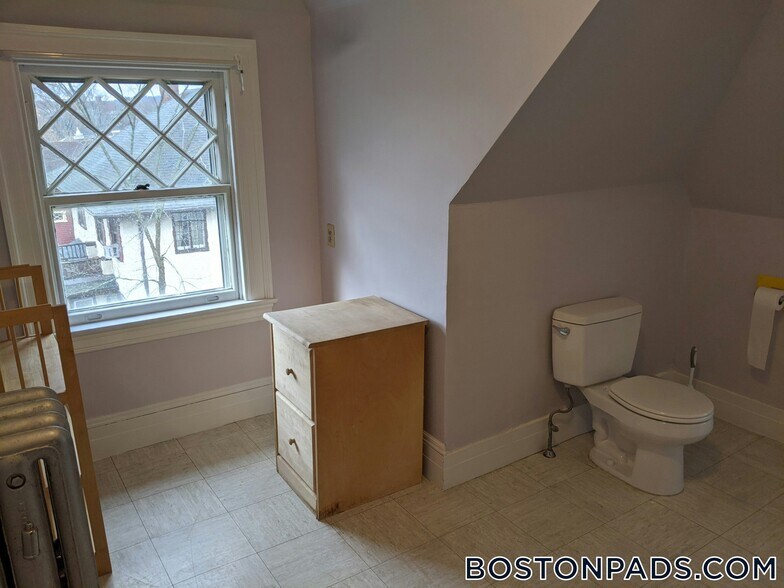 Building Photo - 588 Huron Ave