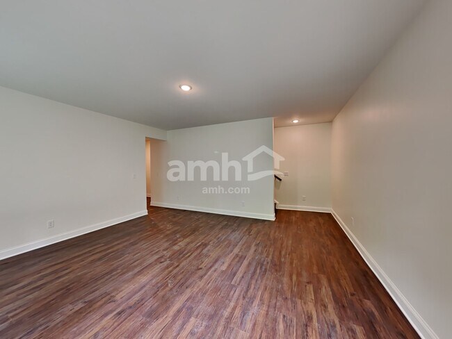Building Photo - 301 Pecan Dr