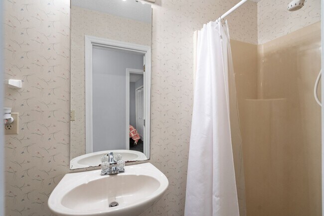 Building Photo - 1st Floor Seasonal Rental Available Octobe...