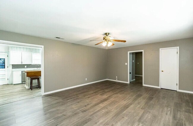 Building Photo - Spacious 4 bedroom 2 bathroom close to Texas Tech!