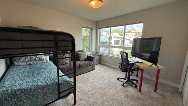 Building Photo - Upscale Furnished 2BR Townhouse in Downtow...