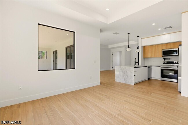 Building Photo - 1514 47th Ave NE