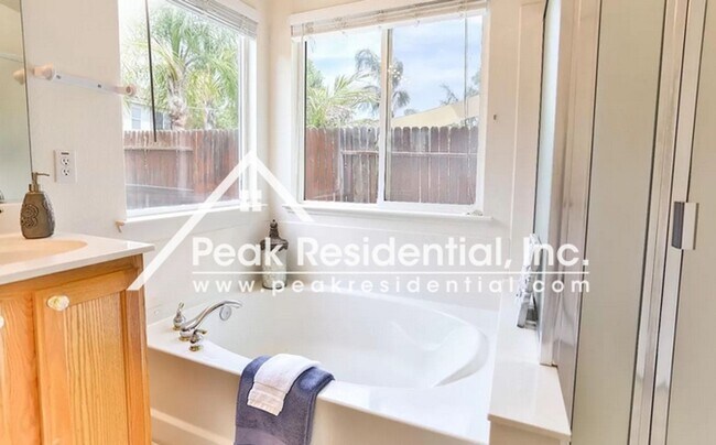 Building Photo - Spacious Elk Grove 4bd/2ba Home with 2 Car...