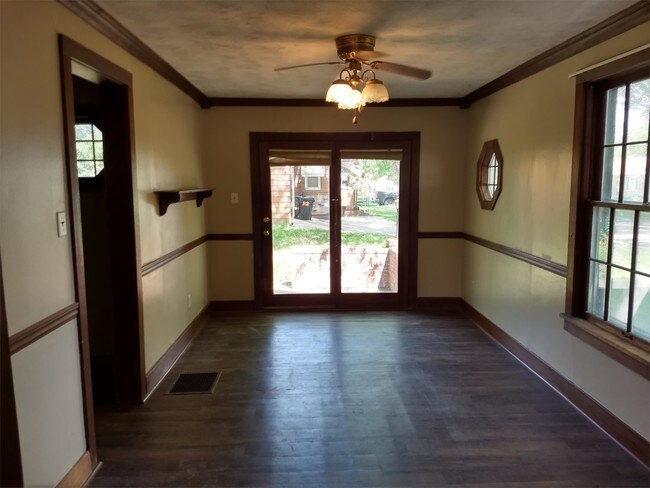 Building Photo - 904 E 17th St