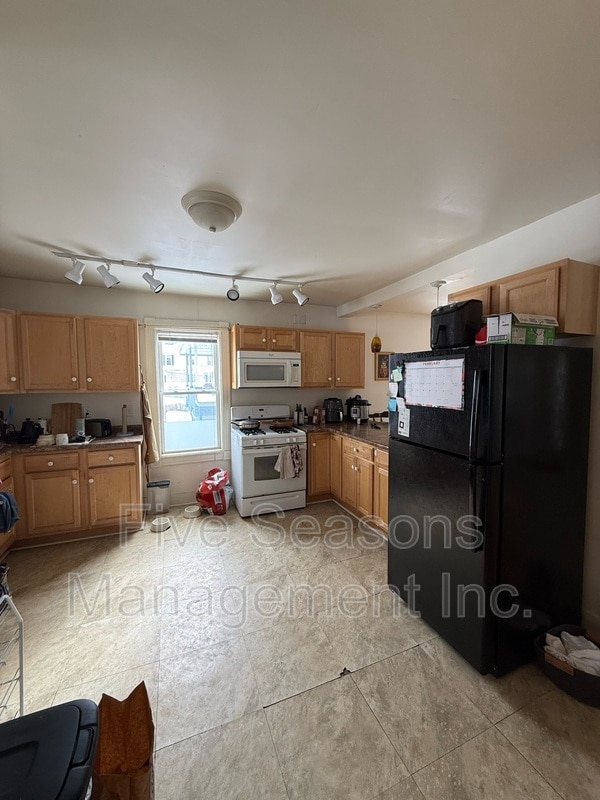 Building Photo - 384 St Paul St