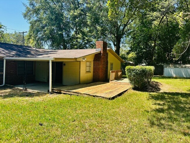 Building Photo - ** 5 Bed 2 Bath located in County Downs** ...