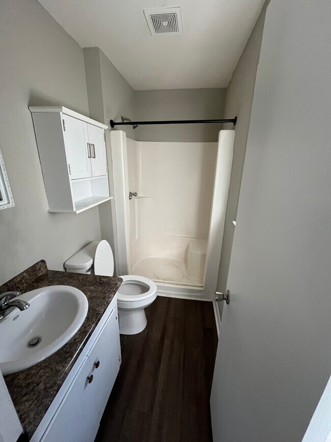 Building Photo - 704 E Grady St