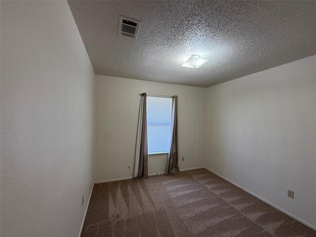 Building Photo - 8906 Pineridge Dr