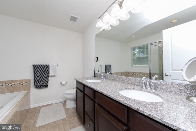 Building Photo - 28 Regency Ct