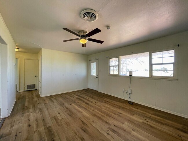 Building Photo - Cozy 3-Bedroom Home with Spacious Front Porch – Perfect for Small Families!