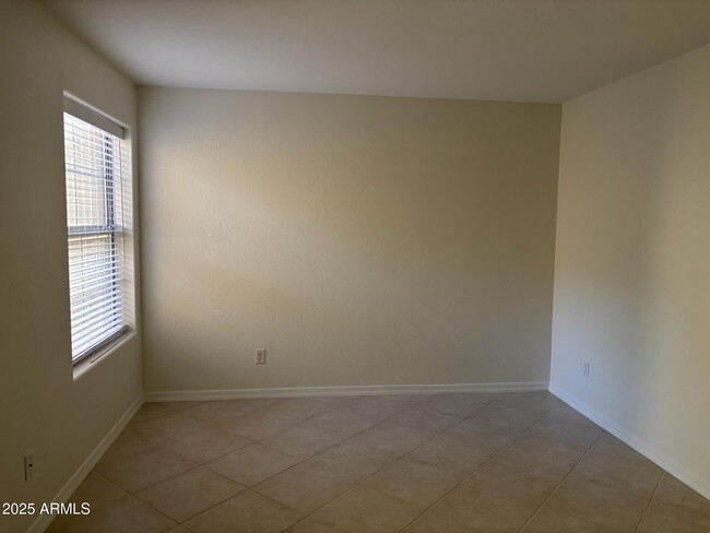 Building Photo - 1333 E Morten Ave