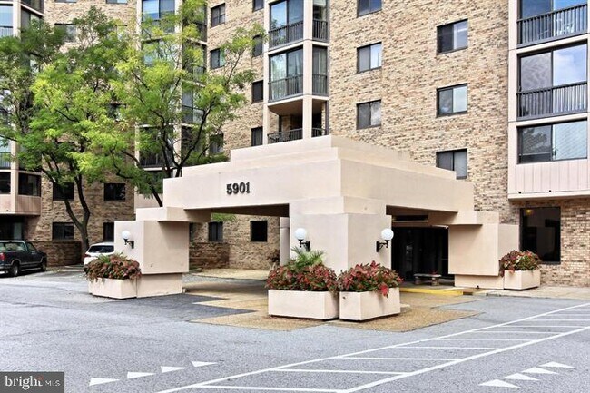 Building Photo - 5901 Mt Eagle Dr