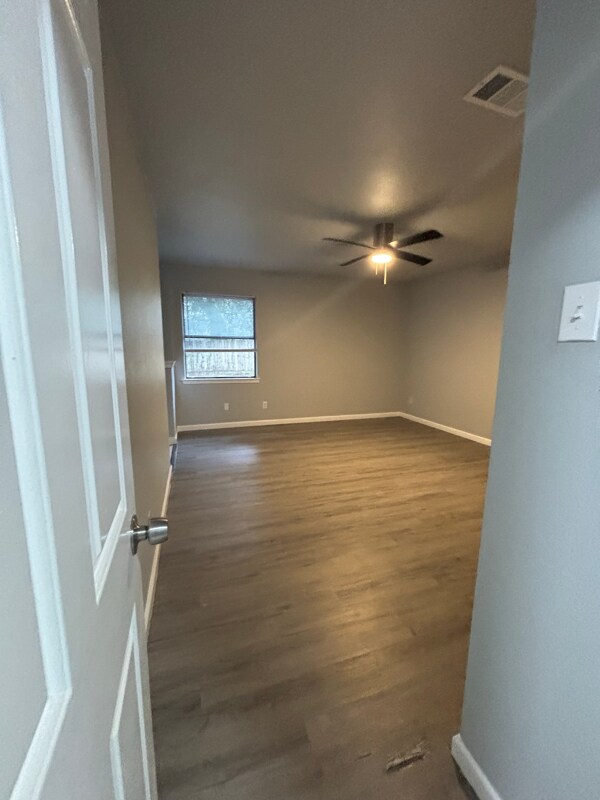 Building Photo - 1212 N Creek Dr