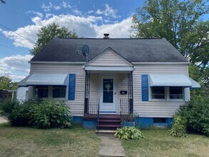 Building Photo - Bright Cape w/ Sunroom, Central Air, Big B...
