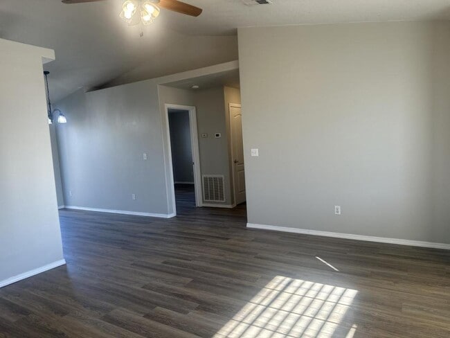 Building Photo - 2412 W Sweetbay Ave