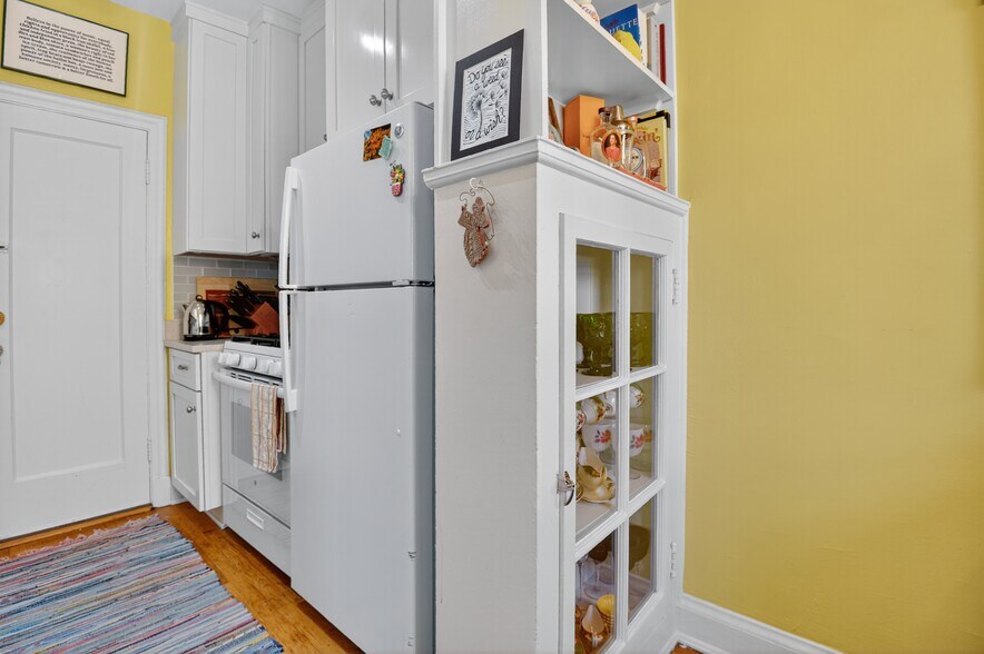 Adorable built ins! - 2032 Belmont Rd NW