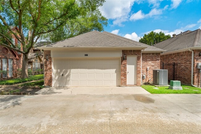 Building Photo - 6627 Queensclub Dr