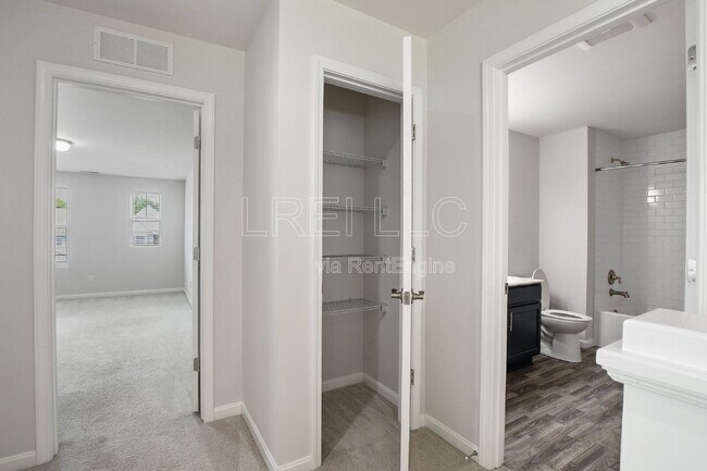 Building Photo - 9211 Tamarack Grove Ln