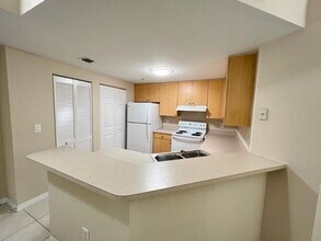 Building Photo - 5024 Lantana Rd