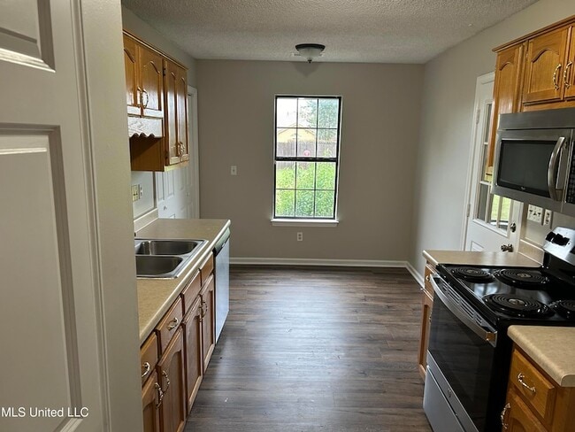 Building Photo - 6589 Pleasant Acres Dr