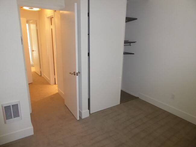 Building Photo - MIDDLE, END UNIT CONDO IN SPYGLASS WITH ST...