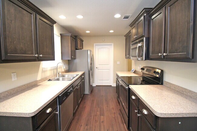 Building Photo - 3BR/2BA Home with Lawn Care Included – Mov...