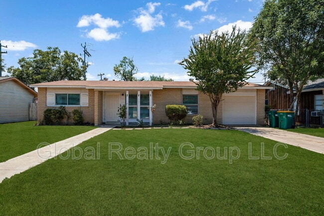 Primary Photo - 121 Rosewood Dr