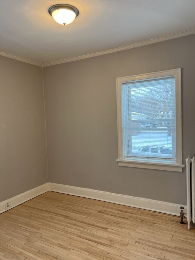 Building Photo - 305 N 12th Ave E