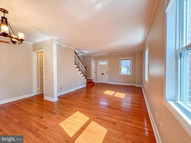 Building Photo - 425 Laverne Ave