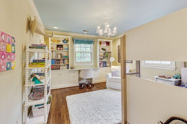 Building Photo - COMING SOON - Stunning 4 bed + 2 full & 2 1/2 bath Classic in NW DC