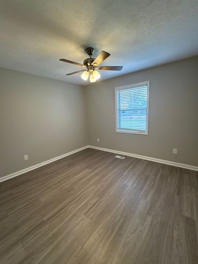 Building Photo - Freshly Renovated Duplex in Manchester!