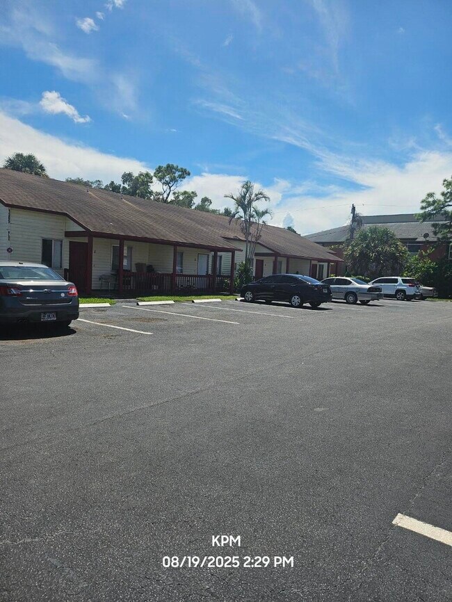 Building Photo - 1305 Rosewood Villa Ln