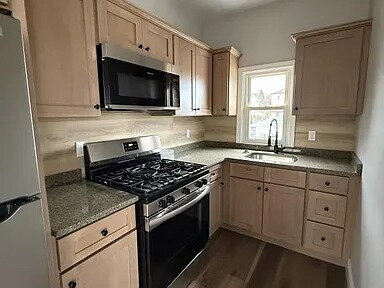 Building Photo - This stunning apartment on the 3rd floor boasts 3 bedrooms, 1 bathroom.