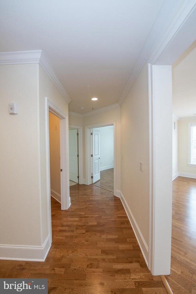 Building Photo - 5303 Parkview Dr