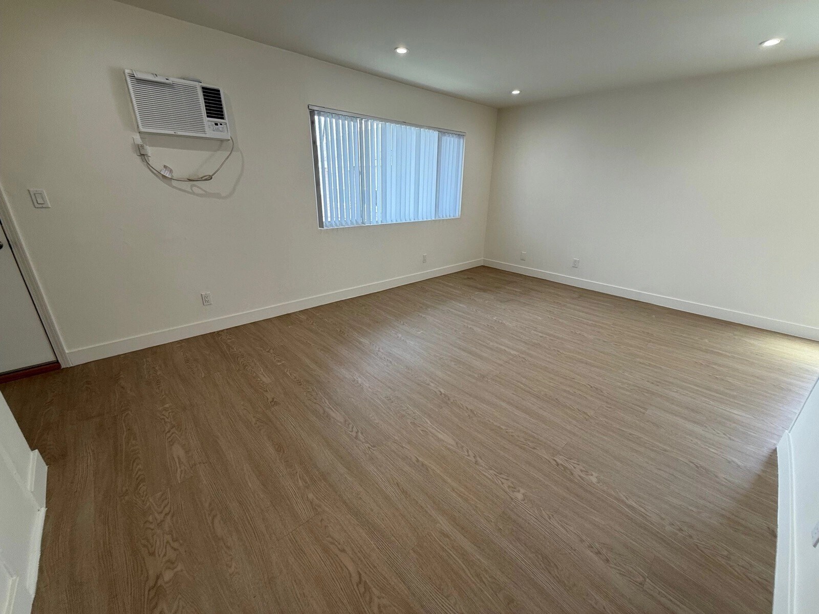 Building Photo - 3900 W 1st St