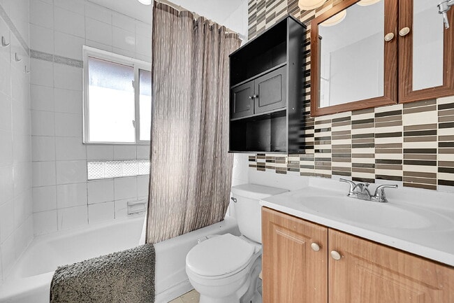Building Photo - $2,795.00  - 4 Beds, 2 Baths, Single Famil...