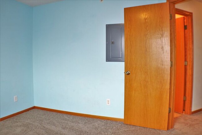 Building Photo - $1,195 | 2 Bedroom, 1 Bathroom Condo | No ...