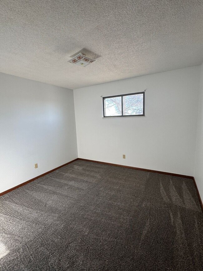 Building Photo - Country living at its best! Traditional farm house avail NOW