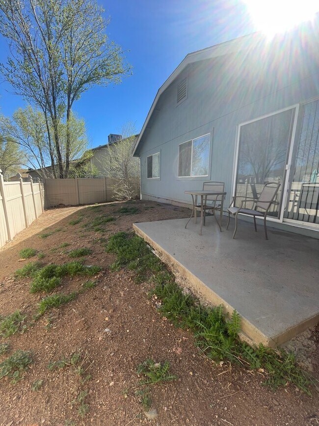 Building Photo - 8412 E Lakeshore Dr