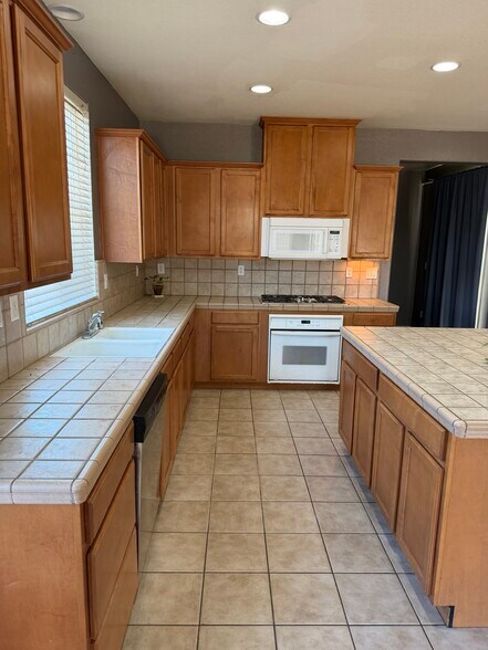 Building Photo - 5321 Matina Dr