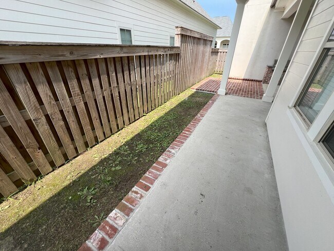 Building Photo - Stunning 4 bedroom, 3 bathroom 2 story hom...