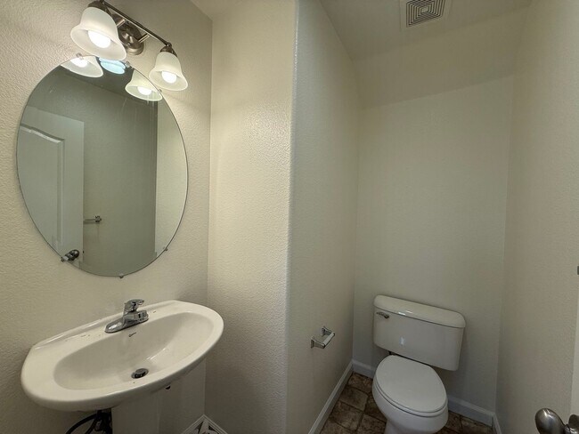 Building Photo - 2-story 4bed 2.5bath home available in Nor...
