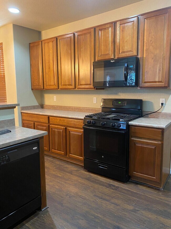 Building Photo - 4 bedroom - Dewhirst