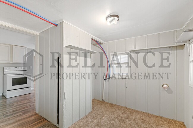 Building Photo - 617 N Clara St