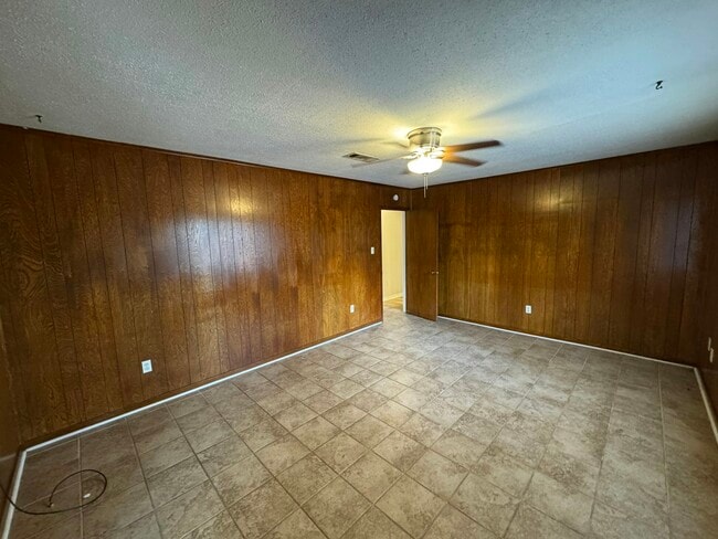 Building Photo - 1936 Longwood Dr