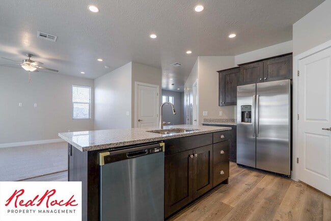 Building Photo - Spacious Townhome in Hurricane Heights